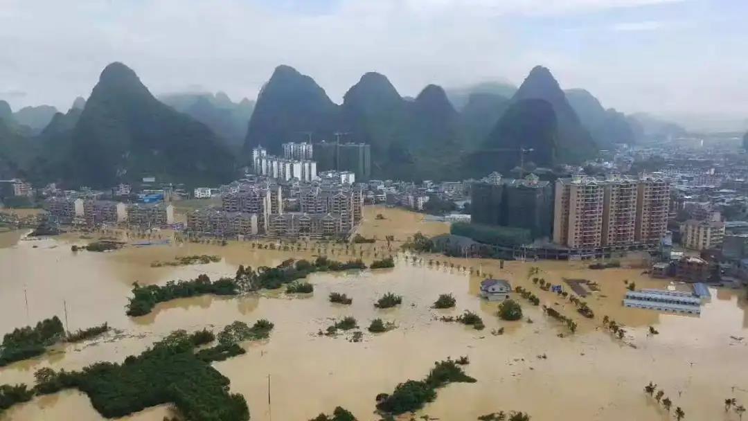 琨能千里送愛(ài)心 助力嘉魚(yú)抗洪魔